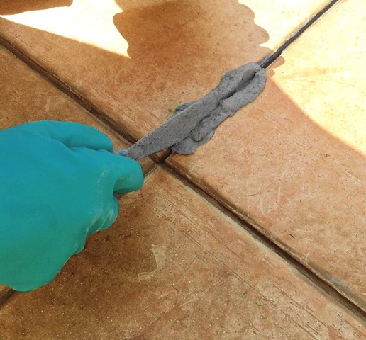 Stuccatura con STUCCO BALCONY delle fughe precedentemente pulite