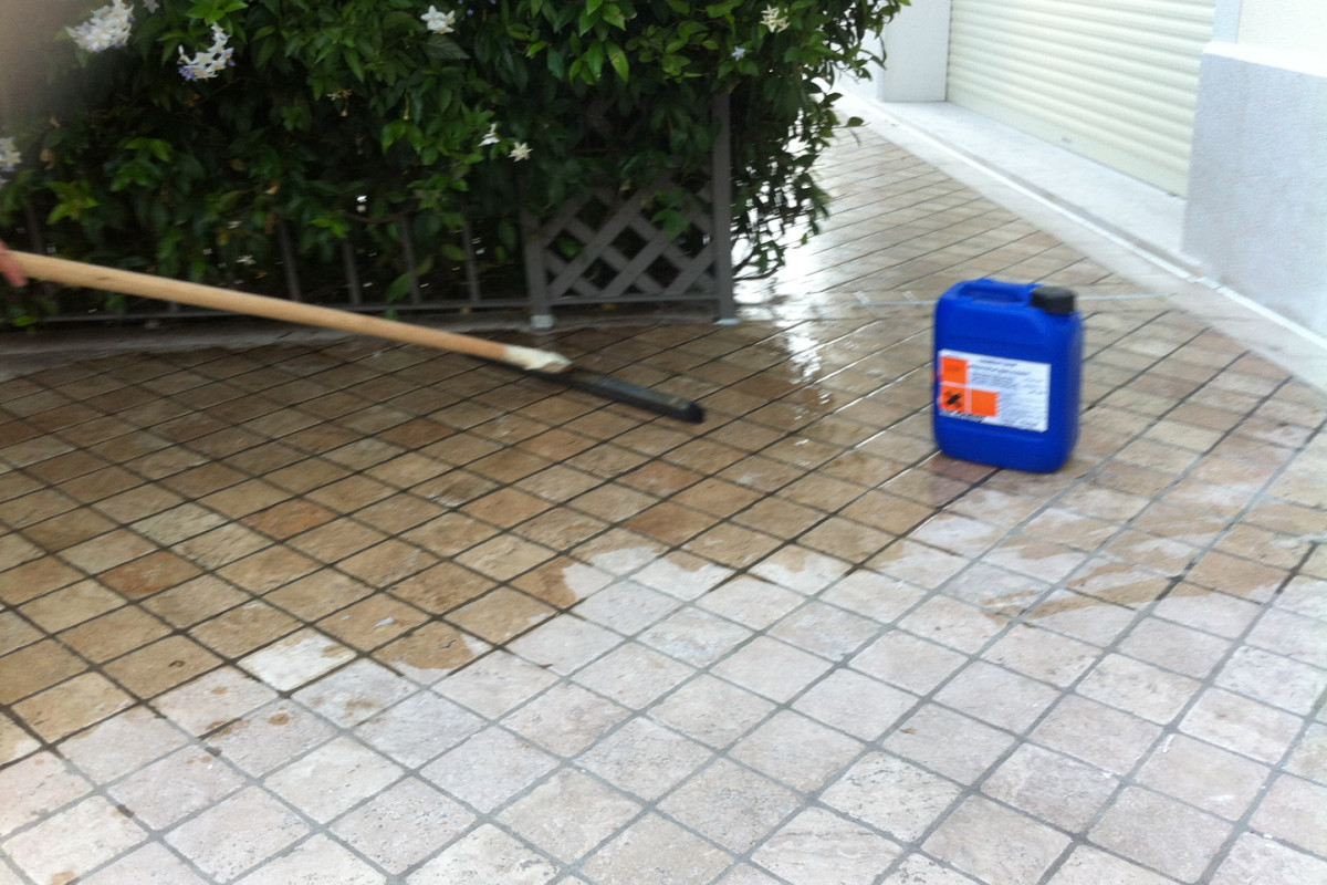 Laying of PROTECH BALCONY with floor scraper to remove liquid