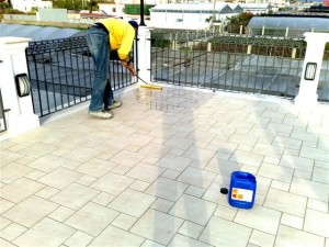 Étalage de PROTECH BALCONY à l’aide d’un tire-liquides