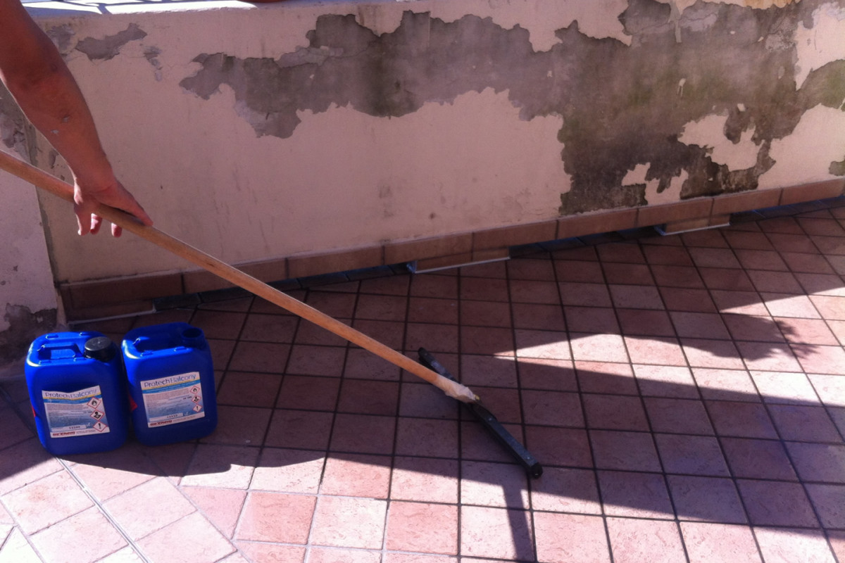 Laying of PROTECH BALCONY with floor scraper to remove liquid